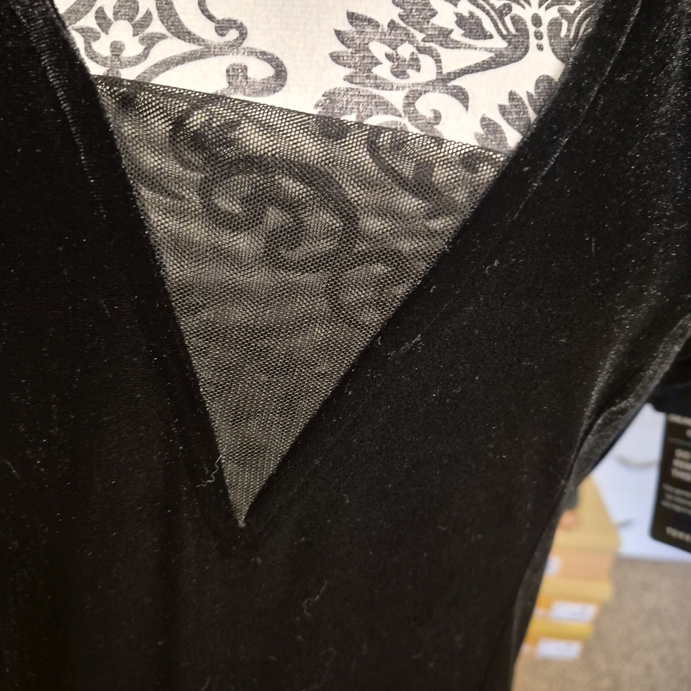 Elegant Black Dress with Lace Details - Picture 6 of 9